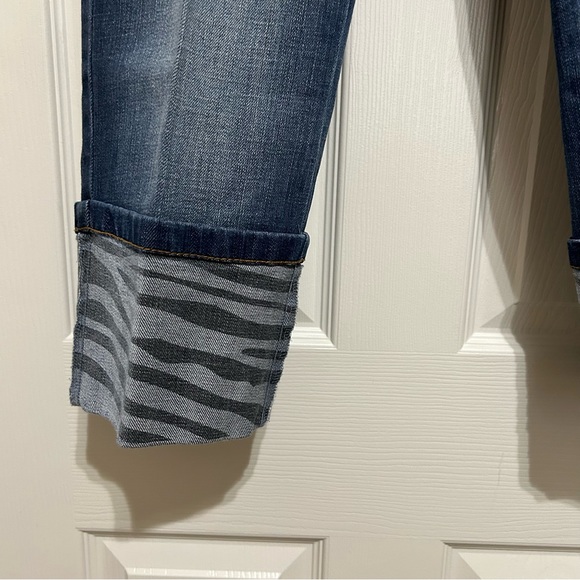 V Christina Fancy Denim Capris - Picture 5 of 8